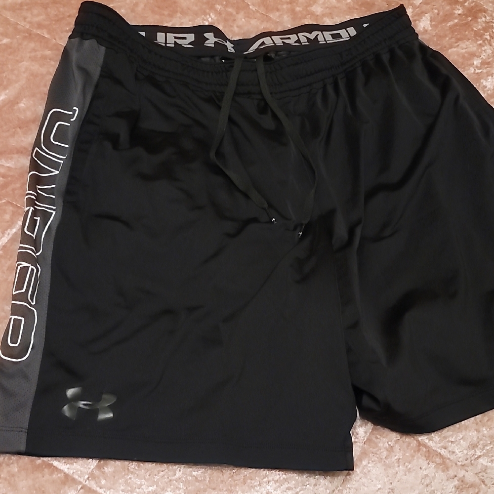 Under Armor Men's XL black shorts with gray Logo side panel